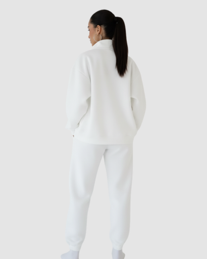 Ensemble jogging femme haut zippé et pantalon porté au quotidien