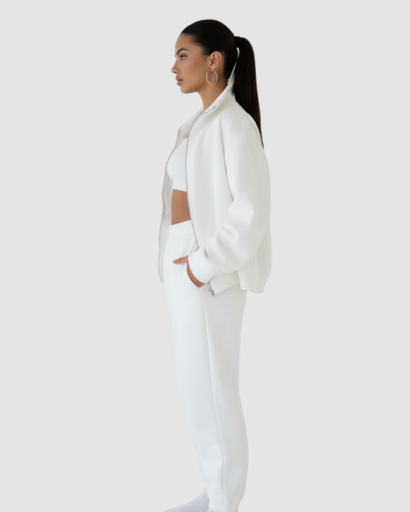 Ensemble jogging femme haut zippé et pantalon porté au quotidien