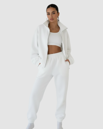 Ensemble jogging femme haut zippé et pantalon porté au quotidien