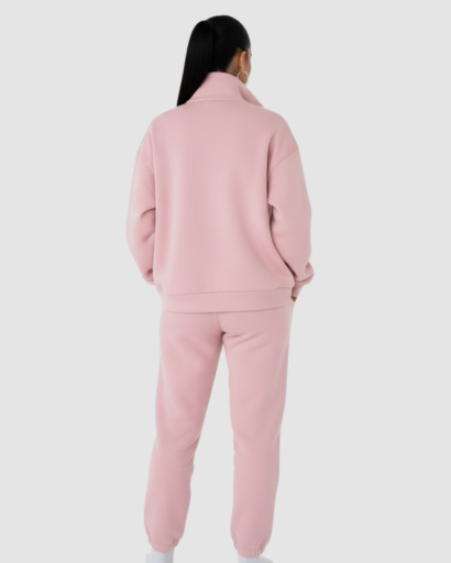 Ensemble jogging femme haut zippé et pantalon porté au quotidien