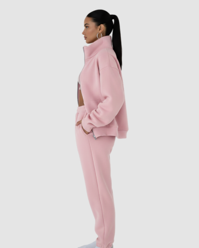 Ensemble jogging femme haut zippé et pantalon porté au quotidien
