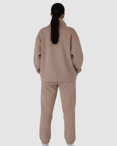 Ensemble jogging femme haut zippé et pantalon porté au quotidien