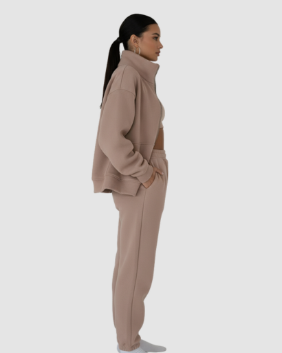 Ensemble jogging femme haut zippé et pantalon porté au quotidien