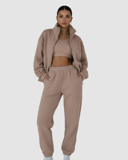 Ensemble jogging femme haut zippé et pantalon porté au quotidien