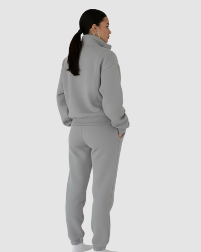 Ensemble jogging femme haut zippé et pantalon porté au quotidien