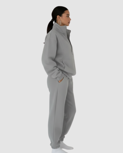 Ensemble jogging femme haut zippé et pantalon porté au quotidien