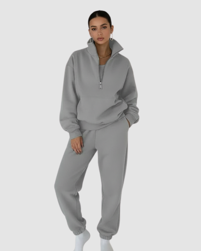 Ensemble jogging femme haut zippé et pantalon porté au quotidien