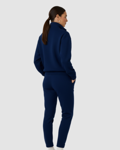 Ensemble jogging femme haut zippé et pantalon porté au quotidien