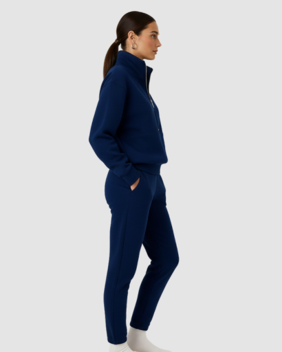 Ensemble jogging femme haut zippé et pantalon porté au quotidien