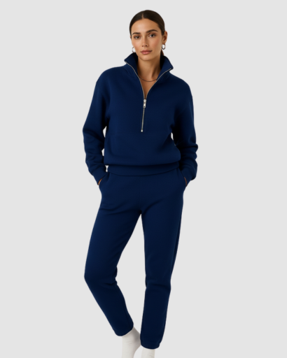 Ensemble jogging femme haut zippé et pantalon porté au quotidien