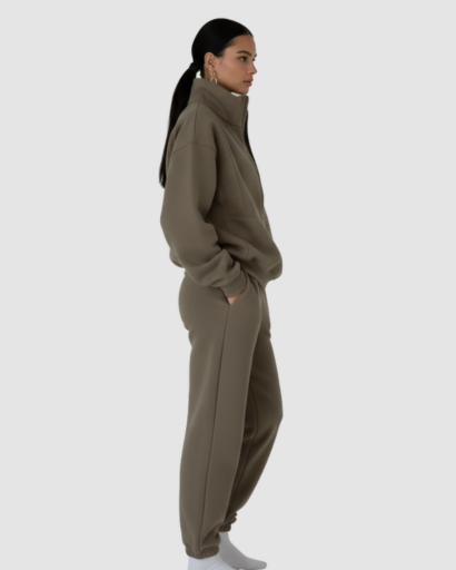 Ensemble jogging femme haut zippé et pantalon porté au quotidien