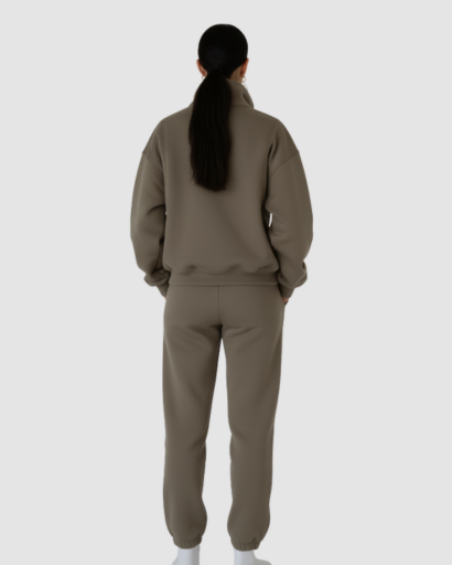 Ensemble jogging femme haut zippé et pantalon porté au quotidien