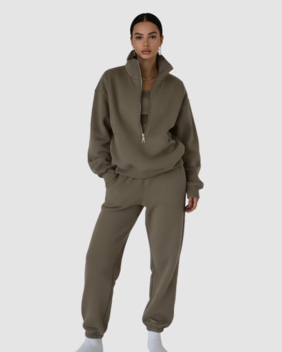 Ensemble jogging femme haut zippé et pantalon porté au quotidien