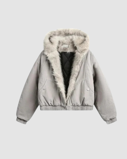 Veste courte femme à col fourrure oversize portée en hiver