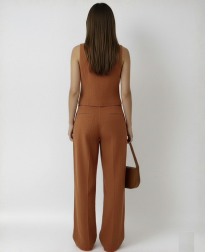 Ensemble tailleur femme avec gilet sans manches et pantalon large taille haute à plis
