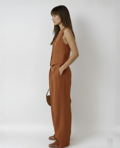 Ensemble tailleur femme avec gilet sans manches et pantalon large taille haute à plis