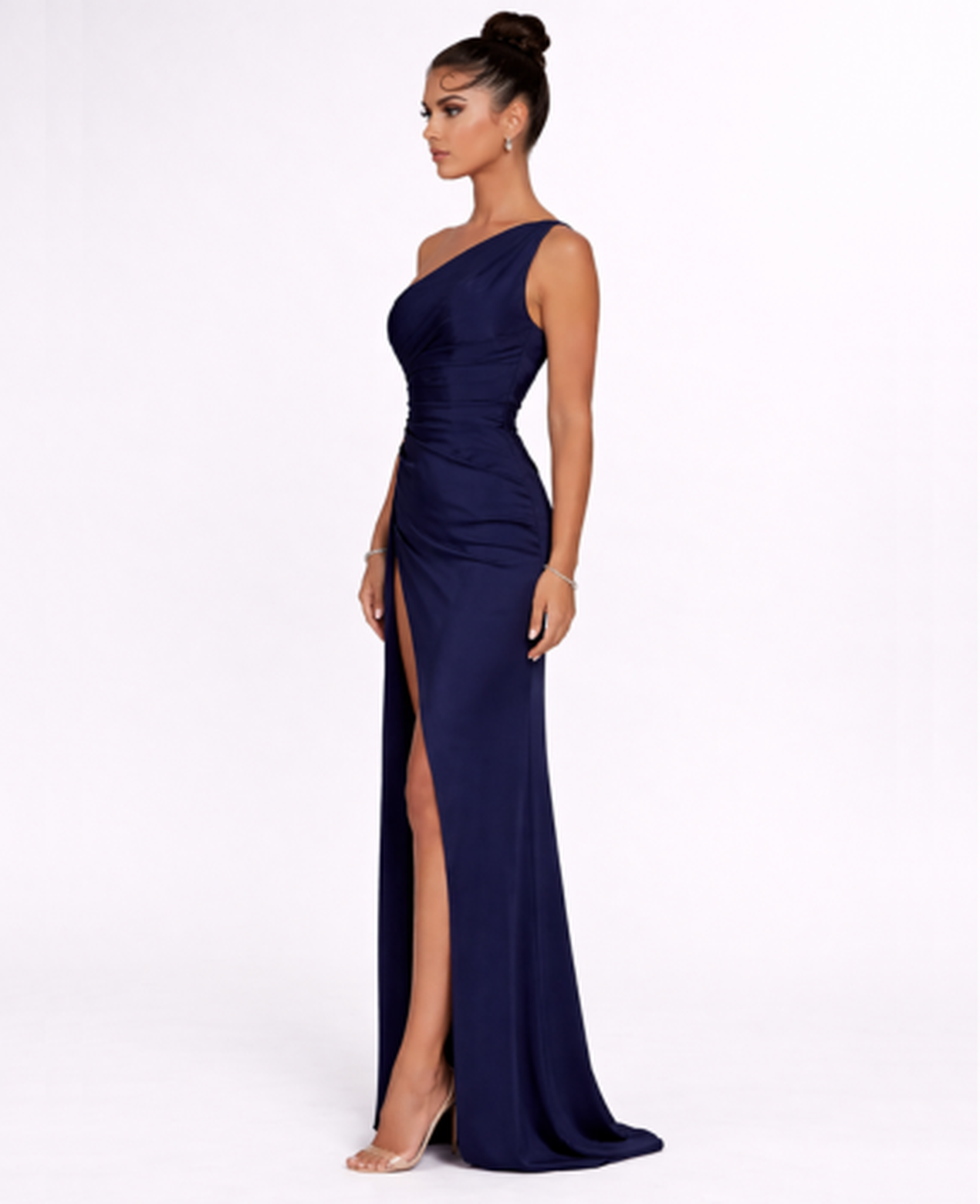 Robe Longue Satinée Drapée Une Épaule — Soirée et Invitée de Mariage