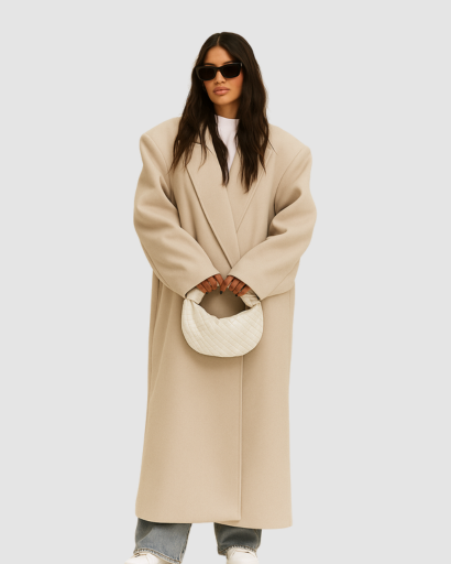 Manteau long structuré femme col tailleur porté au bureau