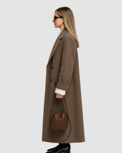Manteau long structuré femme col tailleur porté au bureau