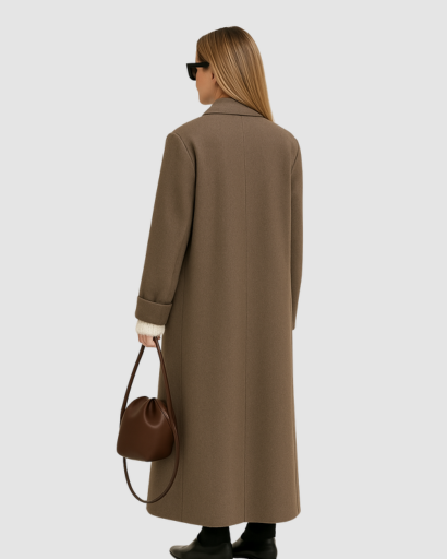 Manteau long structuré femme col tailleur porté au bureau