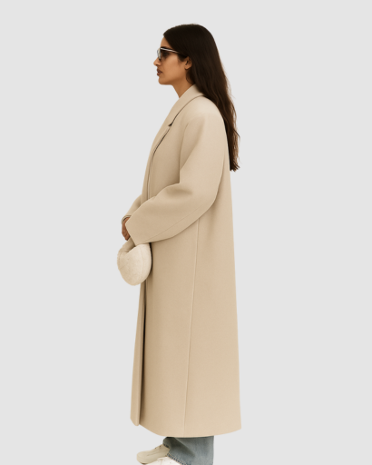 Manteau long structuré femme col tailleur porté au bureau