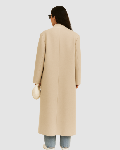 Manteau long structuré femme col tailleur porté au bureau