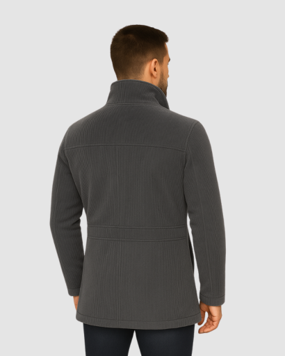 Manteau homme à col montant porté en ville