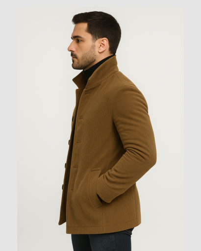 Manteau homme à col montant porté en ville