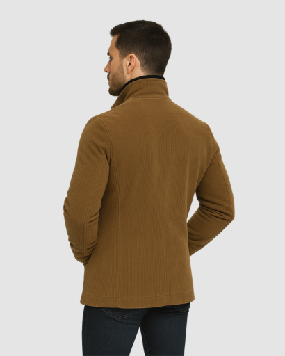 Manteau homme à col montant porté en ville