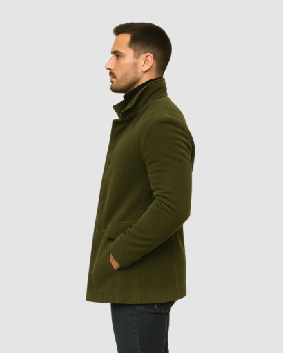 Manteau homme à col montant porté en ville