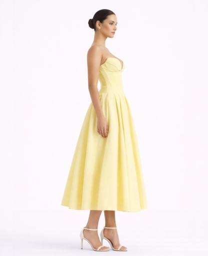 Robe bustier midi évasée avec décolleté structuré et taille cintrée