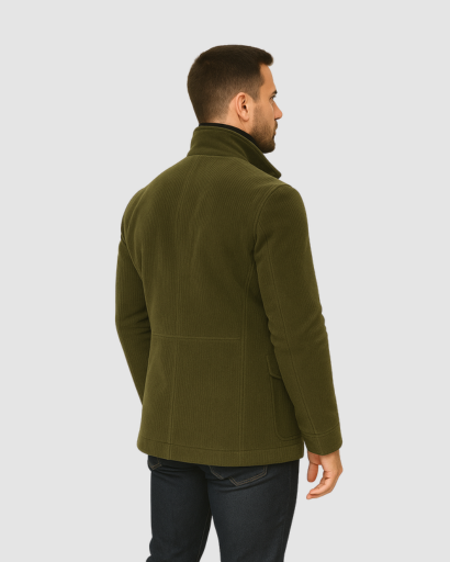 Manteau homme à col montant porté en ville