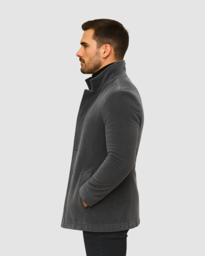 Manteau homme à col montant porté en ville