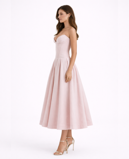 Robe bustier midi évasée avec décolleté structuré et taille cintrée