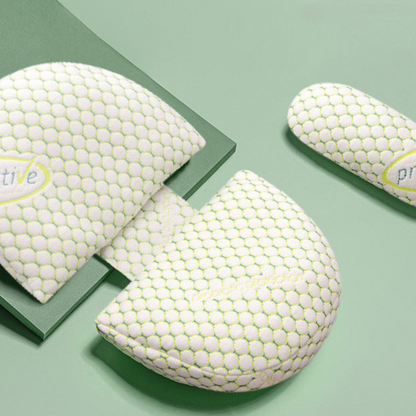 Détail de la housse douce, respirante et amovible du coussin de grossesse