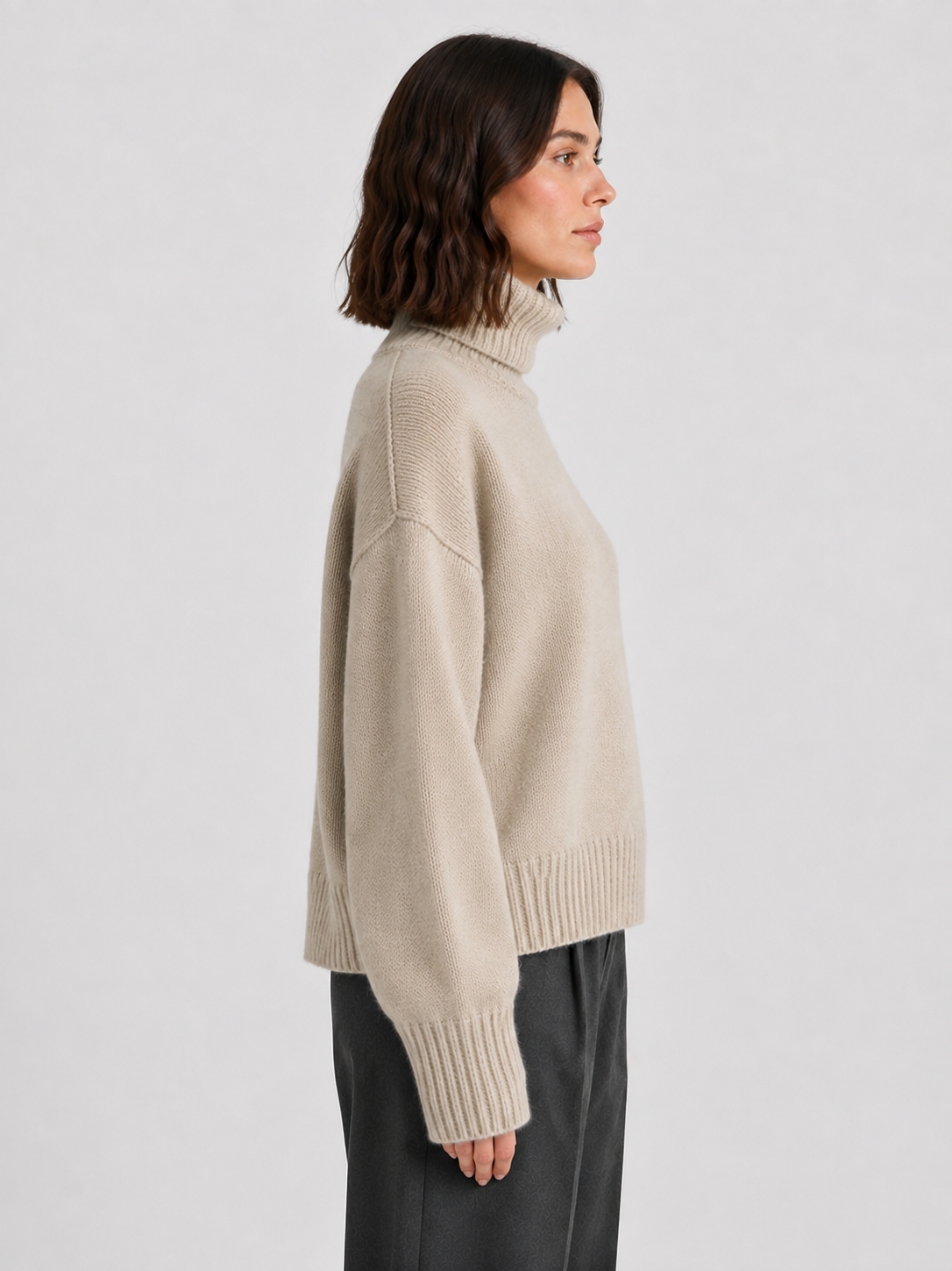 Pull oversize col roulé kaki, vue de côté