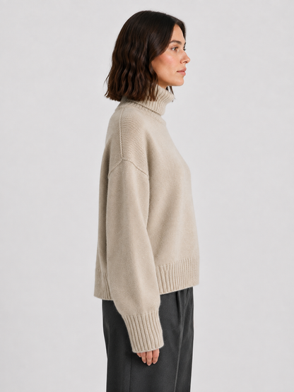 Pull oversize col roulé kaki, vue de côté