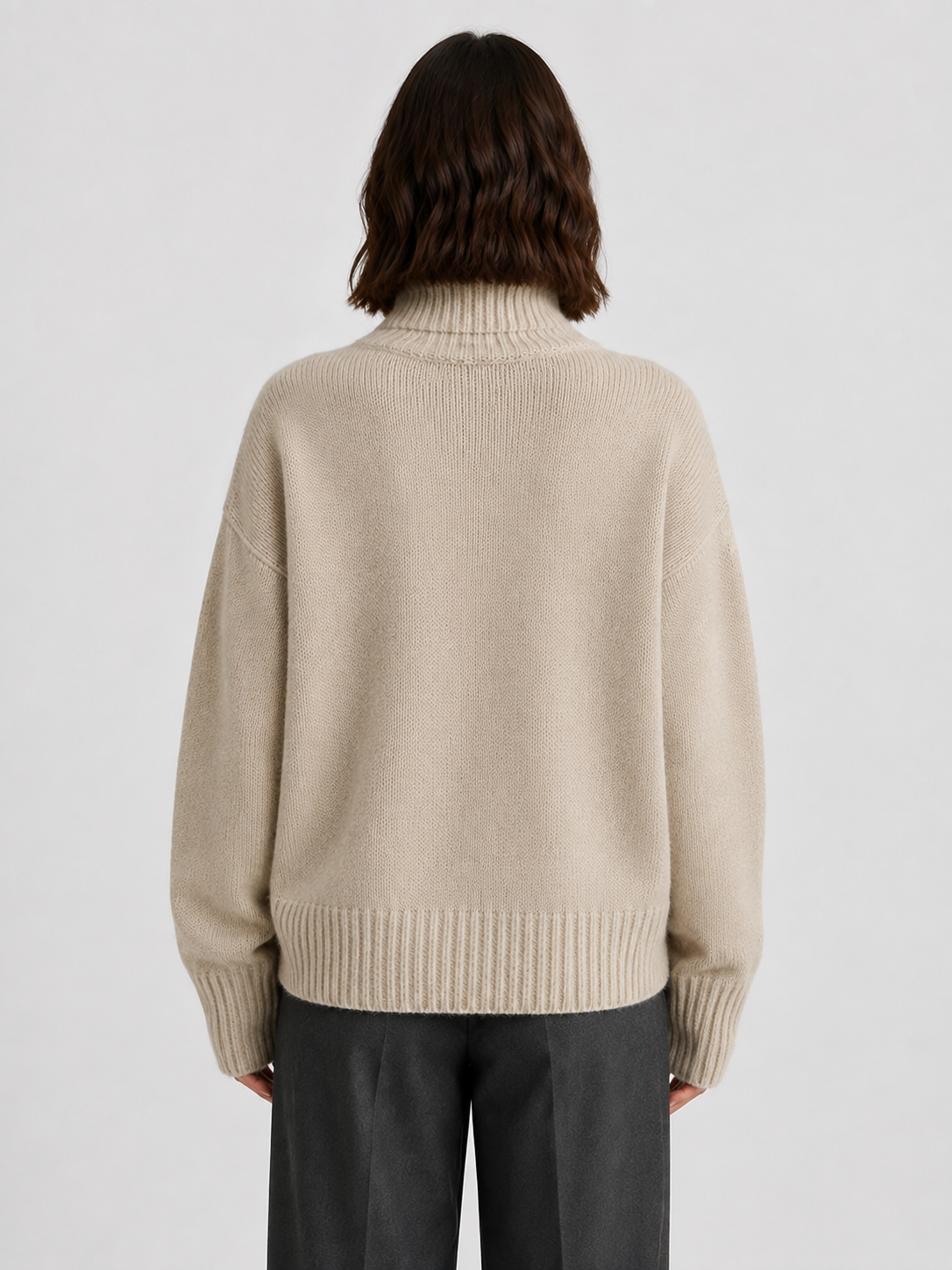 Pull oversize col roulé kaki, détail du col