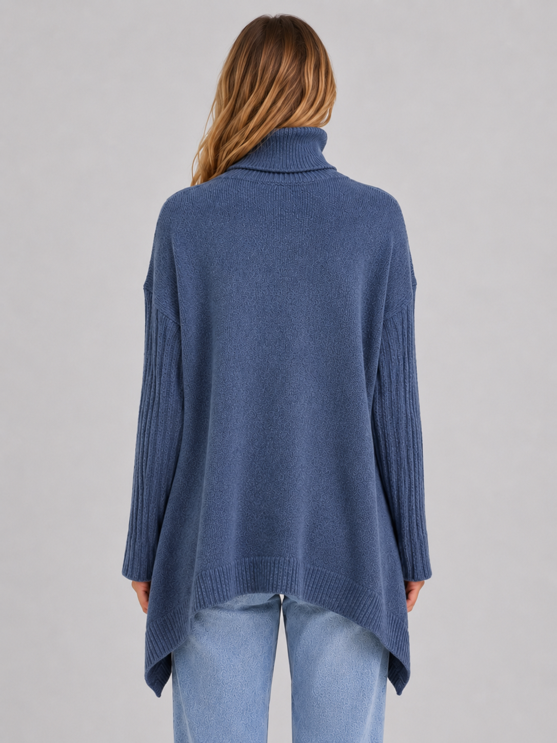 Pull long oversize col roulé bleu, détail col