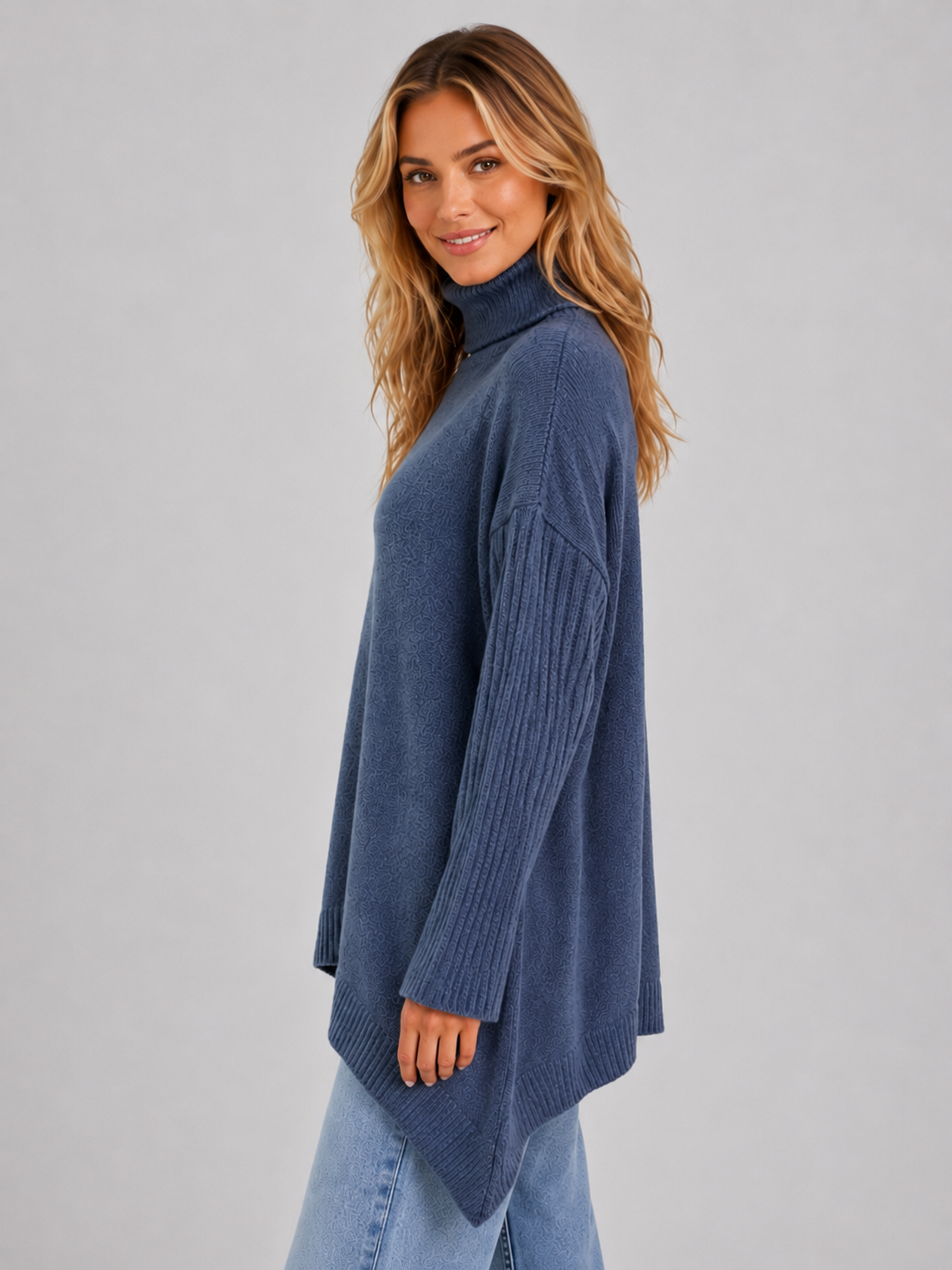 Pull long oversize col roulé bleu, détail ourlet