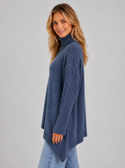 Pull long oversize col roulé bleu, détail ourlet