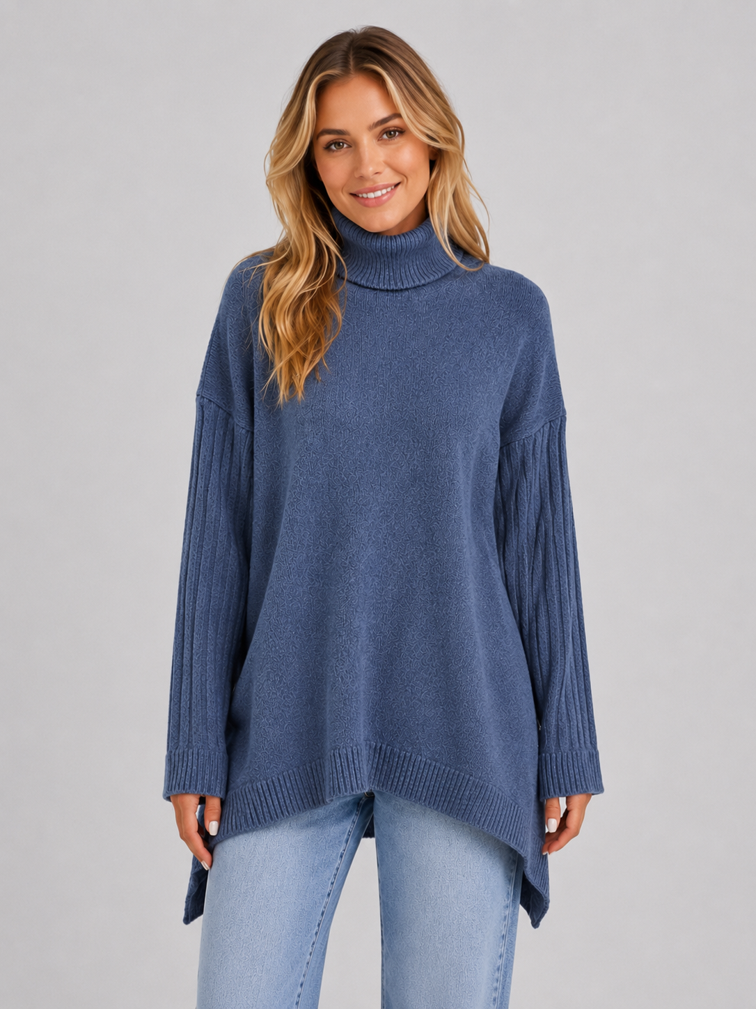 Pull long oversize col roulé bleu, vue de face