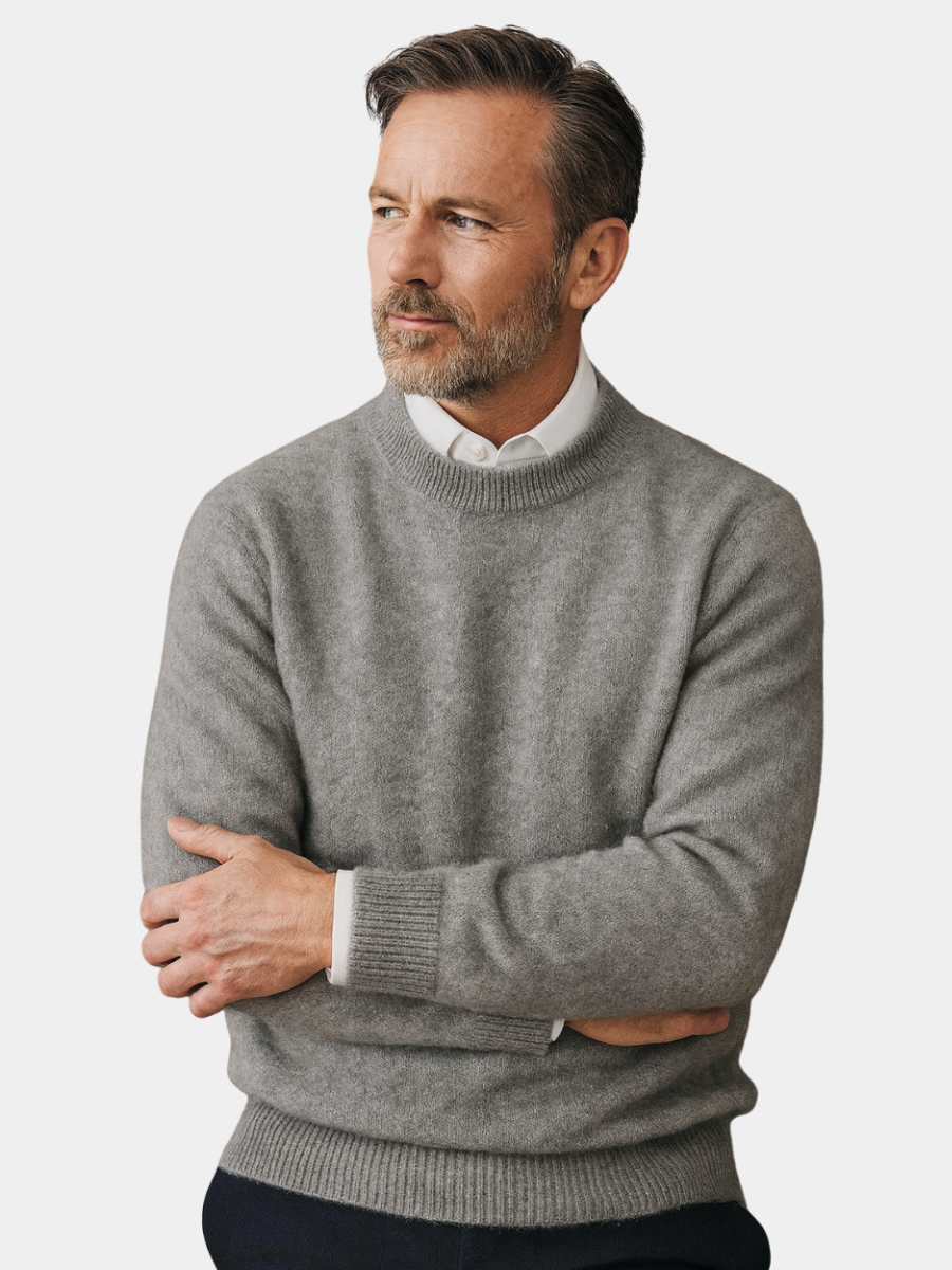 Pull élégant en cachemire homme, vue pleine longueur