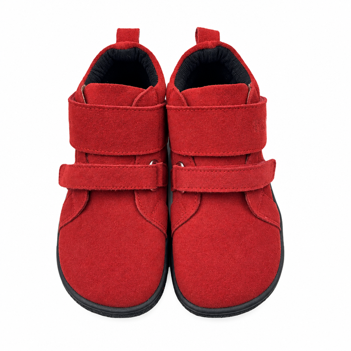 Bottine barefoot en daim rouge pour tout-petits, photo produit en studio