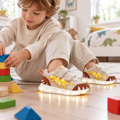 Enfant portant les baskets LED dinosaure beiges à l'intérieur de la maison
