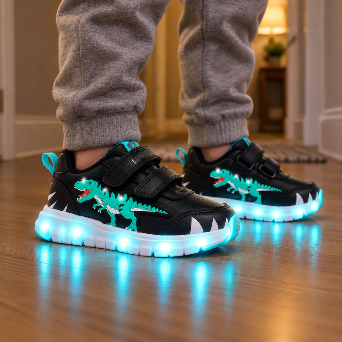 Enfant portant les baskets LED dinosaure noires à l'intérieur de la maison