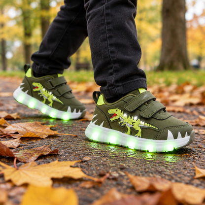 Enfant portant les baskets LED dinosaure vert kaki en extérieur au parc