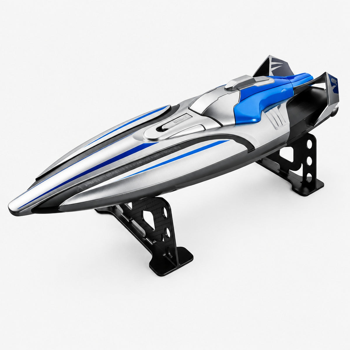 Bateau télécommandé RC argenté sur son support, vue de trois quarts sur fond blanc