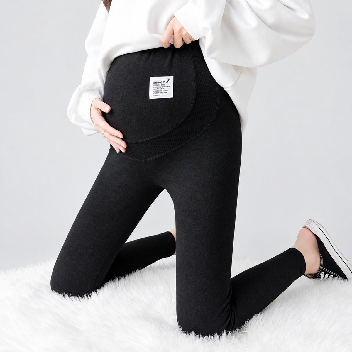 Legging maternité thermique velours noir, vue de face en studio montrant la texture brossée et le panneau de soutien ventre