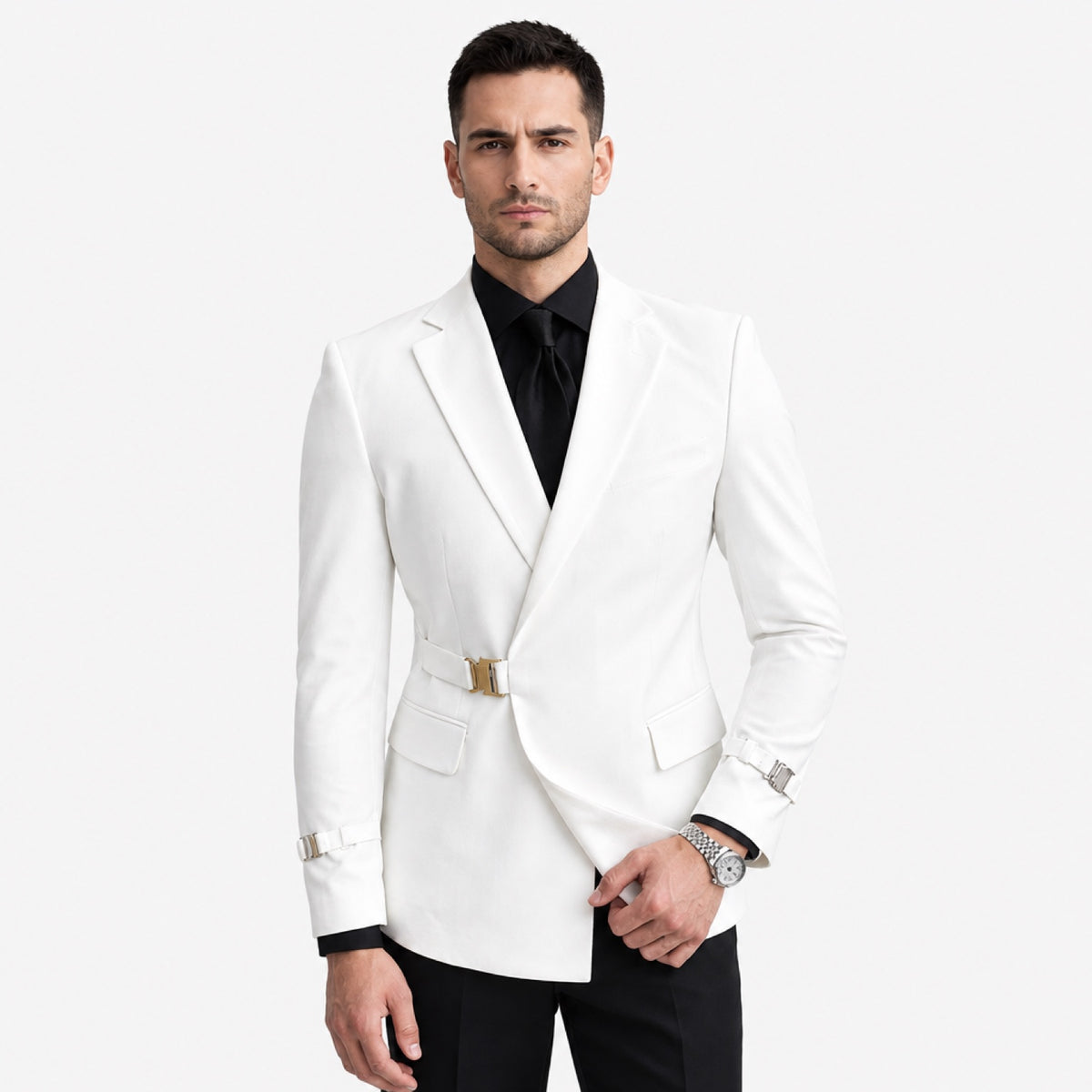 Blazer homme blanc ajusté vu de face, boucle dorée à la taille et col à revers en pointe